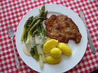 Grüner Spargel — serviert