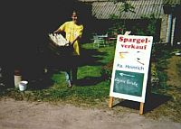 Spargelbäuerin Cassi am Spargelstand